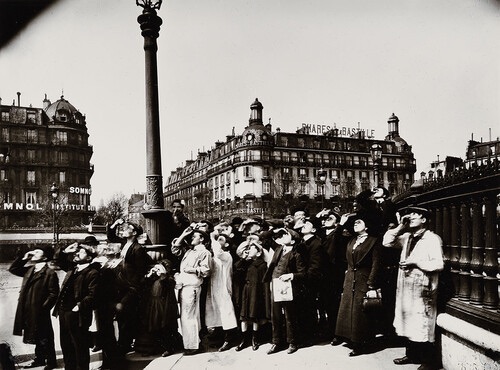 Eugène Atget photograph L'Éclipse, a crowd at Place de la Bastille in Paris watching the solar eclipse of 17 April 1912